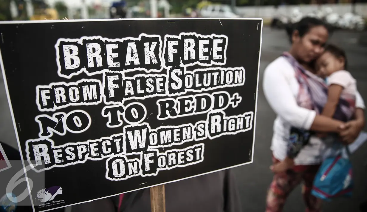 Poster berisi tuntutan keadilan dibawa saat aksi di depan Istana Negara, Jakarta, Selasa (17/5). Sejumlah wanita ini meminta pemerintah tegas dan konsisten dalam langkah mengatasi perubahan iklim. (Liputan6.com/Faizal Fanani)