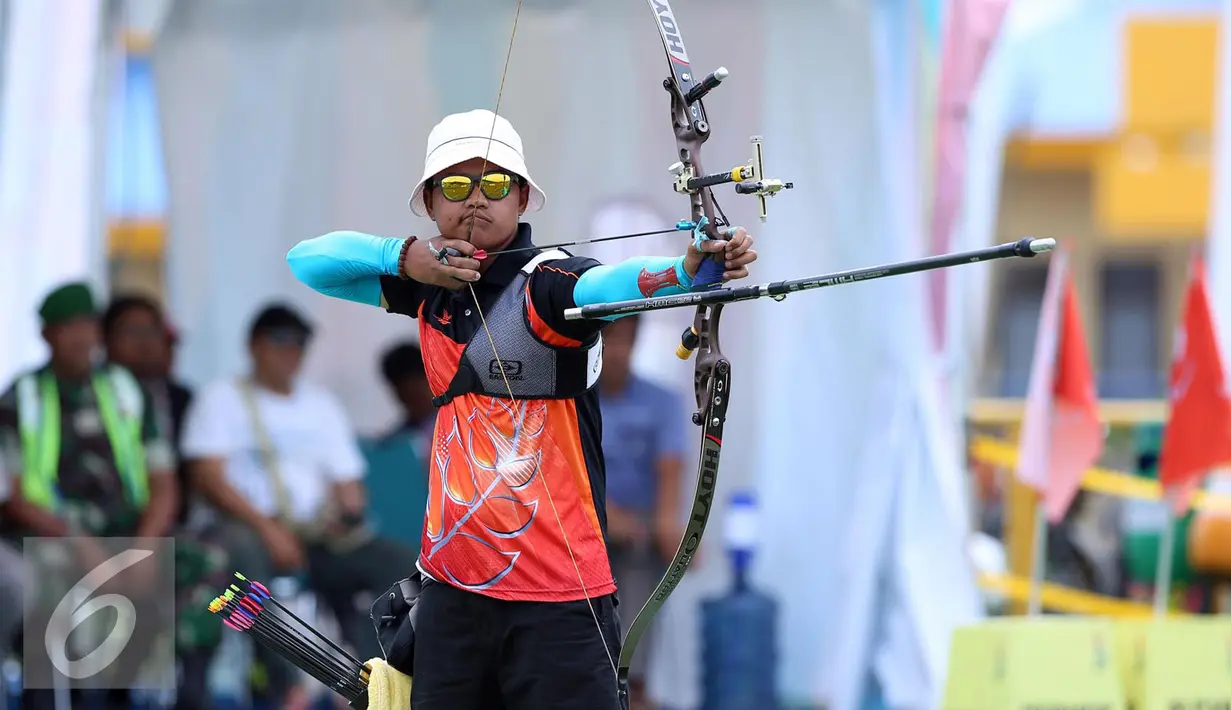 Pemanah Jatim, Riau Ega Agata S saat lomba kelas Recurve Men Individual PON XIX di Lapangan Panahan Si Jalak Harupat, Kab Bandung, Rabu (21/9). Di final, Riua Ega mengalahkan Dhia Rahmat (NAD). (Liputan6.com/Helmi Fithriansyah)