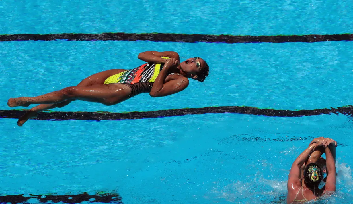 Tim renang Amerika Serikat unjuk kebolehan di dalam air pada final Gaya Bebas Putri kompetisi renang di Kejuaraan Dunia Federasi Renang Dunia FINA 2017 di Budapest, (21/07). (AFP Photo / Ferenc Isza)