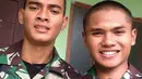 Kiper PS TNI, Ravi Murdianto bersama Dimas Drajad asyik bergaya menggunakan seragam TNI. (Instagram)