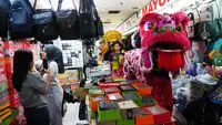 Beraksi di Pusat Perbelanjaan Senen, Barongsai Meriahkan Suasana Jelang Perayaan Imlek