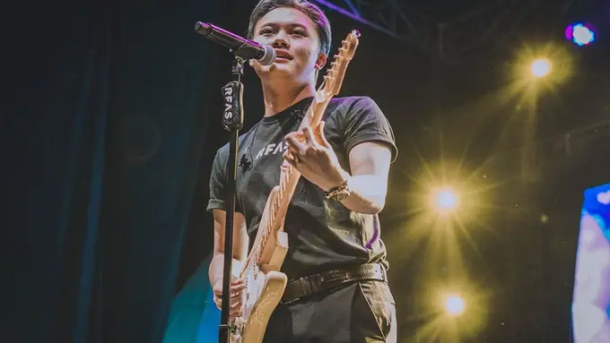 FOTO: Pesona Rizky Febian Saat di Atas Panggung, Berkarisma