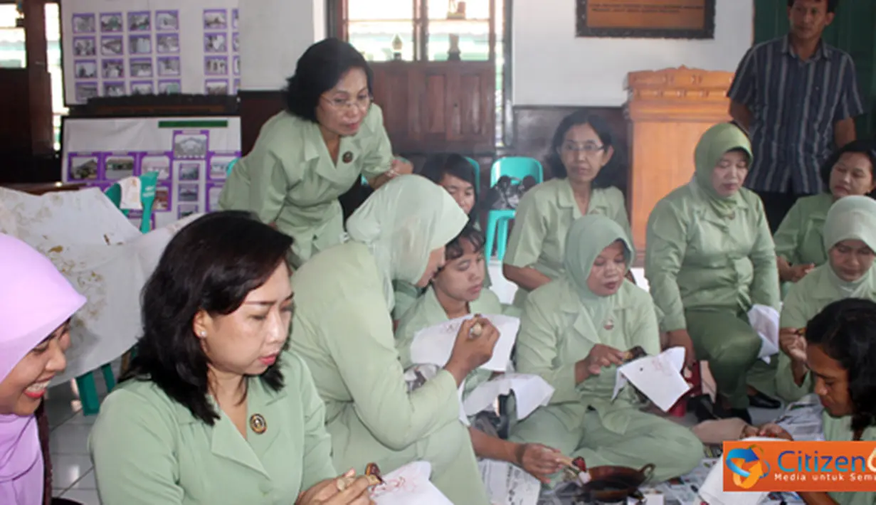 Citizen6, Kendal: Materi yang diberikan adalah berupa mencanting atau melukis di atas kain menggunakan canting berisi malam kemudian ditorehkan di kain dengan berbagai motif khas Kendal. (Pengirim: Aryo Widiyanto)