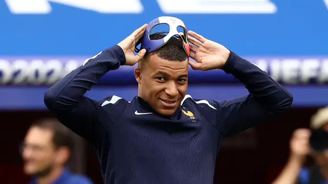 Foto: Topeng Keren Kylian Mbappe saat Berlatih Jelang Laga Prancis Vs Belanda di Euro 2024