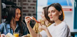 Sahabat Fimela, ternyata kamu tetap dapat menjaga berat badan meskipun sering makan di luar. [Dok/freepik.com/senivpetro]