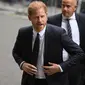 Pangeran Harry, Duke of Sussex tiba di Pengadilan Tinggi di London saat dia mengajukan gugatan terhadap penerbit surat kabar atas dugaan peretasan telepon. (dok. Daniel LEAL / AFP)