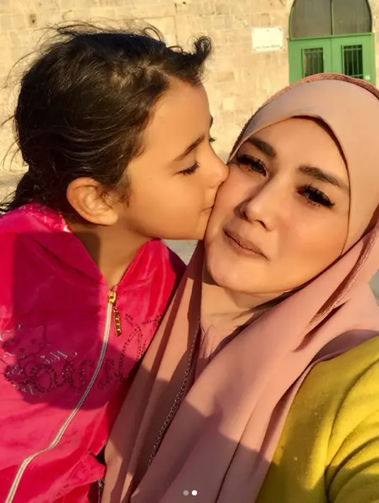 Penyanyi Mulan Jameela mendapat ciuman gadis Palestina saat mengunjungi Masjid Al Aqsa yang berada di Yerusalem. (Instagram/@mulanjameela1)