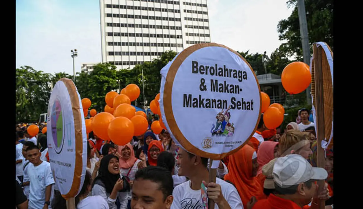 Aksi Ikatan Alumni Gizi (IKAZI) dalam meramaikan kegiatan Ayo Melek Gizi di kawasan Bundaran HI, Jakarta, Minggu (25/1/2015). (Liputan6.com/Faizal Fanani)