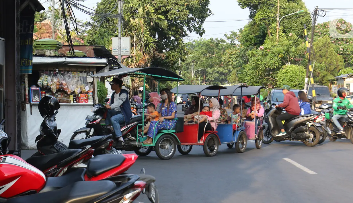 Motor odong-odong melintas di kawasan Tegalan, Jakarta, Rabu (23/10/2019). Dinas Perhubungan DKI Jakarta melarang odong-odong beroperasi di Ibu Kota karena dinilai tidak memenuhi persyaratan keselamatan penumpang untuk beroperasi di jalanan umum. (Liputan6.com/Herman Zakharia)