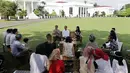 Presiden Joko Widodo berbincang dengan para konten kreator XYZ 2018 di Istana Bogor, Minggu (22/4). Kegiatan ini menjadi rangkaian menyambut XYZ 2018 yang akan diadakan di Venue The Hall-Senayan City, 25 April 2018, mendatang. (Liputan6.com/Angga Yuniar)