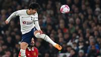 Pemain Tottenham Hotspur, Son Heung-min berusaha mencetak gol ke gawang Manchester United pada laga pekan ke-33 Liga Inggris 2022/2023 di Tottenham Hotspur Stadium, London, Jumat (28/04/2023) WIB. Laga berakhir dengan skor 2-2. (AFP/Glyn Kirk)