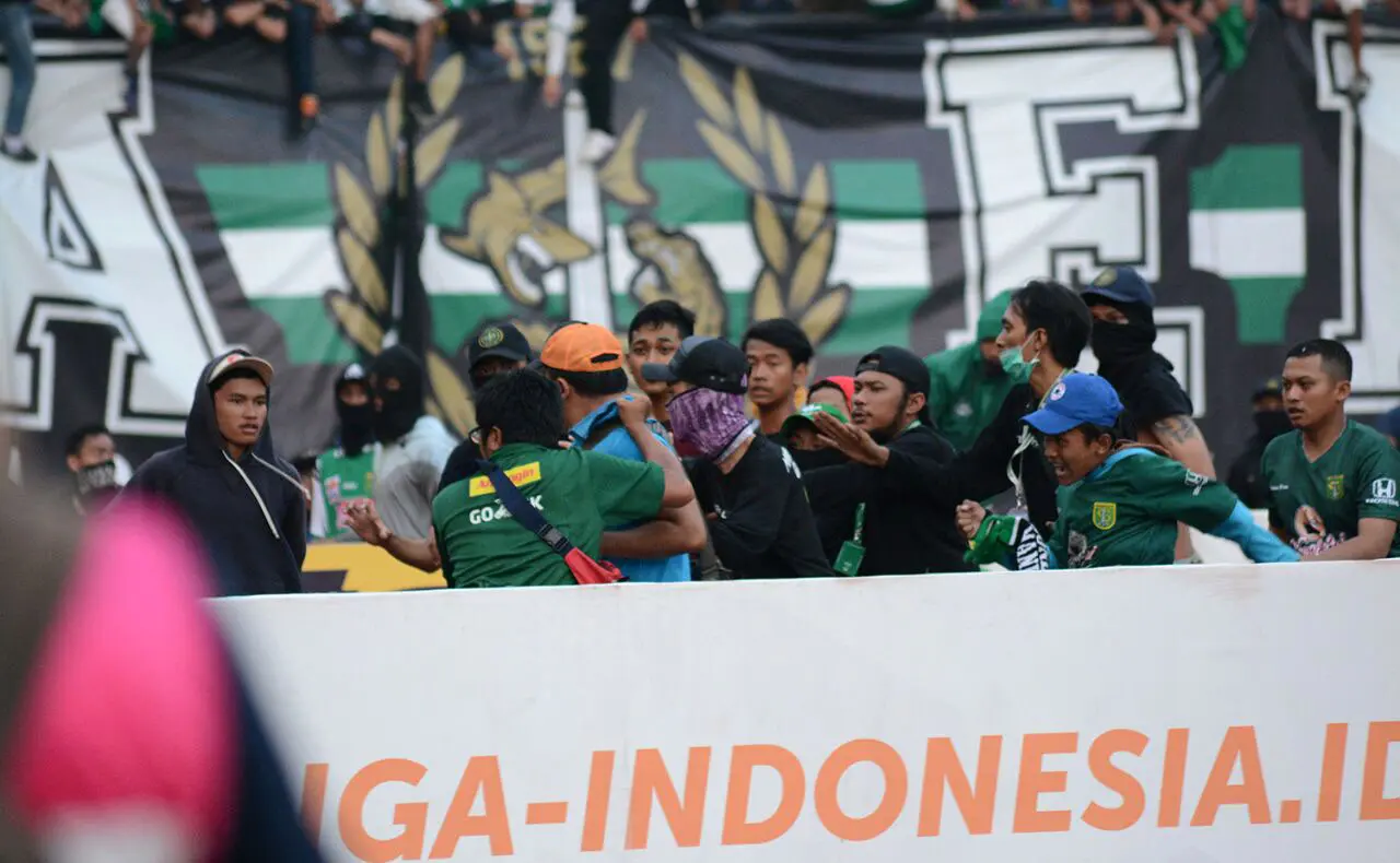 Bonek rusuh di Stadion Gelora Bung Tomo, Surabaya, Kamis (12/10/2017). (Bola.com/Zaidan Nazarul)