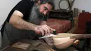 Luthier Ali Akbar Soleimani menyelesaikan pembuatan alat musik petik bernama Setar di bengkel kerjanya di Teheran, Iran pada 28 Januari 2021. Setar adalah sebuah alat musik Iran yang merupakan anggota keluarga kecapi. (AP Photo/Vahid Salemi)