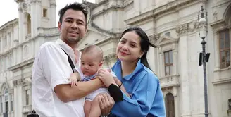 Raffi Ahmad dan Nagita Slavina serta kedua anak mereka, Rafathar juga Rayyanza, tengah berada di Roma, Italia. Mereka pergi ke Italia untuk bisnis sekaligus liburan. (Instagram/raffinagita1717).