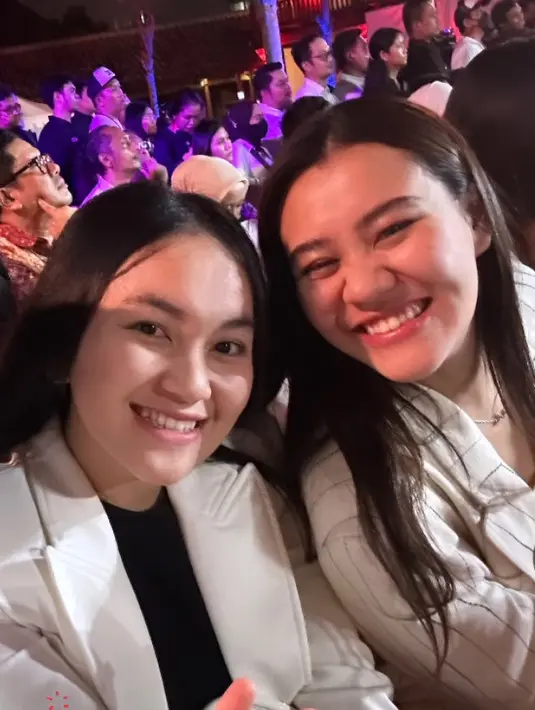 Aaliyah pun memilih mengenakan atasan blazer putih dengan motif garis hitamnya. Blazer tersebut digunakan sebagai outer. [@ibnuwardani]