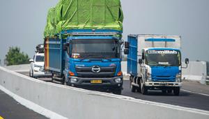 Kementerian Perhubungan (Kemenhub) melarang truk sumbu tiga ke atas lewat jalan tol hingga jalan arteri pada waktu tertentu. (Foto: Kemenhub)