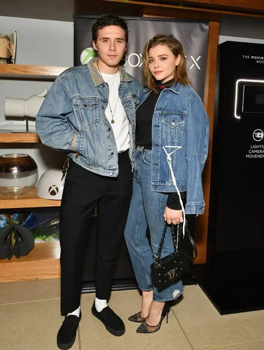 Seperti menyiram bensin pada api gosip, Chloe dan Brooklyn pun memposting foto seakan hal tersebut adalah rahasia. (Daily Mail)