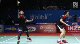 Pebulu tangkis putra campuran Indonesia, M Ahsan/Hendra Setiawan saat melawan Markus Ellis/Chris Langridge (Inggris) di Babak 32 besar Indonesia Open 2019 di Istora Senayan, Jakarta, Rabu (17/7/2019). M Ahsan/Hendra Setiawan unggul 28-26, 21-17. (Liputan6.com/Helmi Fitrhiansyah)