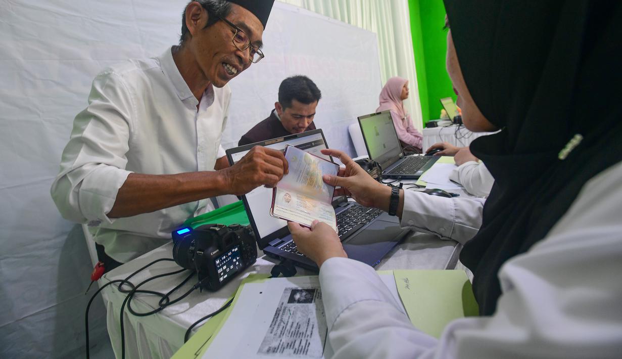 Kantor Imigrasi Kelas I Khusus Non TPI Tangerang menyelenggarakan "Layanan Eazy Paspor" bagi para calon jemaah haji tahun 2026. (merdeka.com/Arie Basuki)