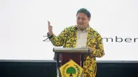 Ketua Umum DPP Partai Golkar Airlangga Hartarto pada Khofifah di Hotel Utami, Surabaya, Sabtu (22/12/2023). Saat memberikan surat rekomendasi ke Khofifah. (Foto: Dokumentasi Golkar).