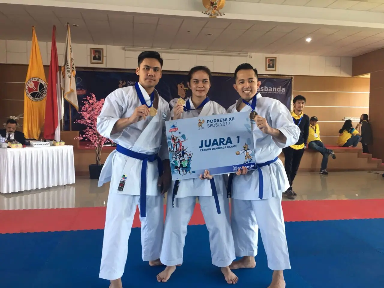 Sandi Perwira dan atlit karate lainnya sukses meraih Juara I dalam cabor Karate BPD 2017