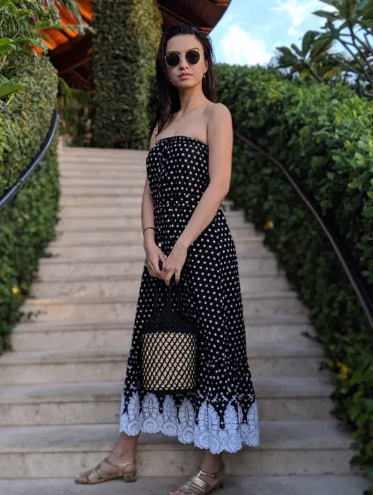 Sering milih warna pastel dan basic, Raline tampil beda dengan dress hitam di Hawai. Raline lebih menyukai long dress untuk fashion pantainya. Selalu tampil Stylish dengan dress hitam dipadukan dengan warna gold untuk sandal (Liputan6.com/IG/ralineshah)