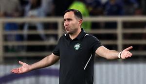 Timur Kapadze saat menjadi pelatih Timnas Uzbekistan. (AFP/Fadel Senna)