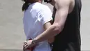 Dilansir dari E! Emma dan Chord tertangkap kamera berciuman di Los Angeles. (people)