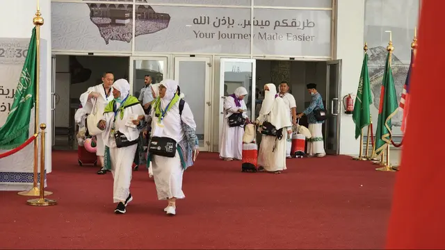 Pemerintah mengingatkan jemaah haji Indonesia gelombang dua agar sudah mengenakan pakaian ihram sejak di embarkasi Tanah Air.