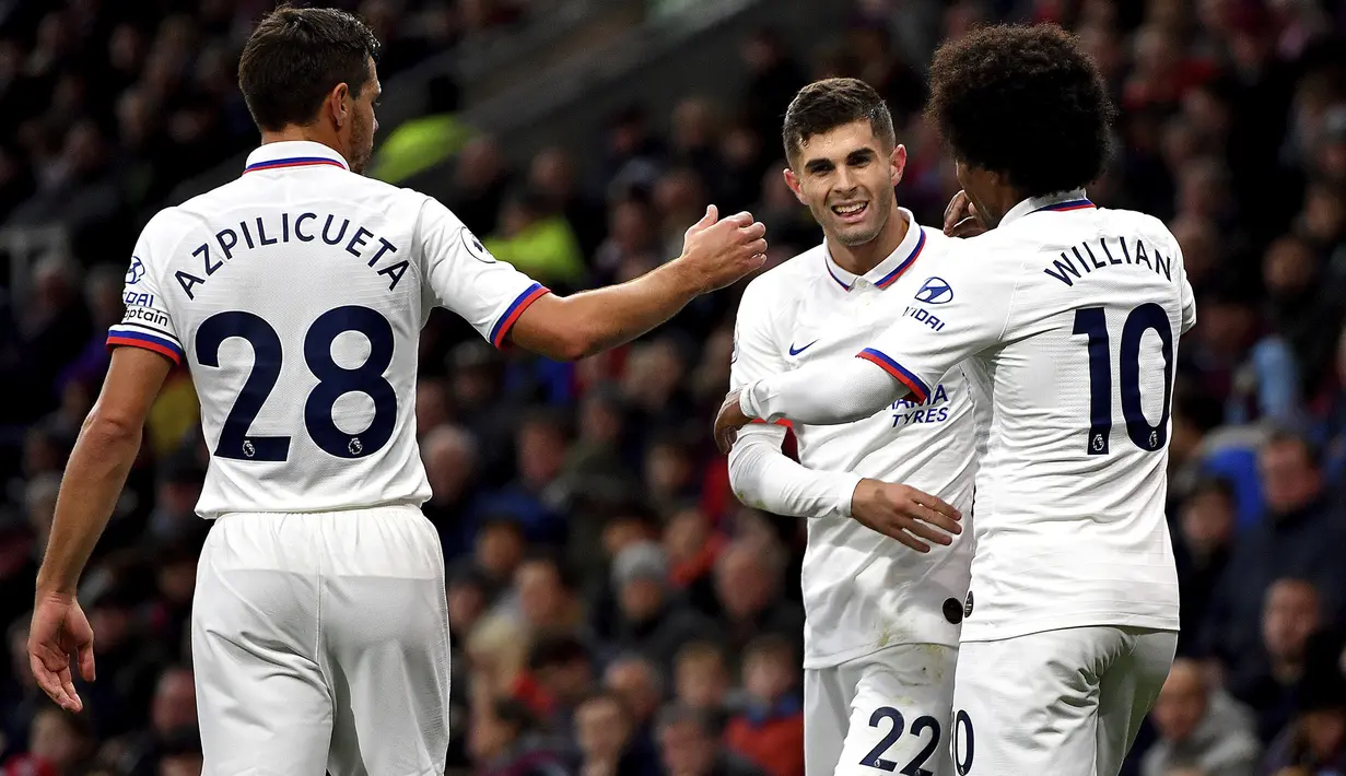 Gelandang Chelsea, Christian Pulisic, merayakan gol yang dicetaknya ke gawang Burnley pada laga Premier League di Stadion Turf Moor, Burnley, Sabtu (26/10). Burnley kalah 2-4 dari Chelsea. (AP/Anthony Devlin)