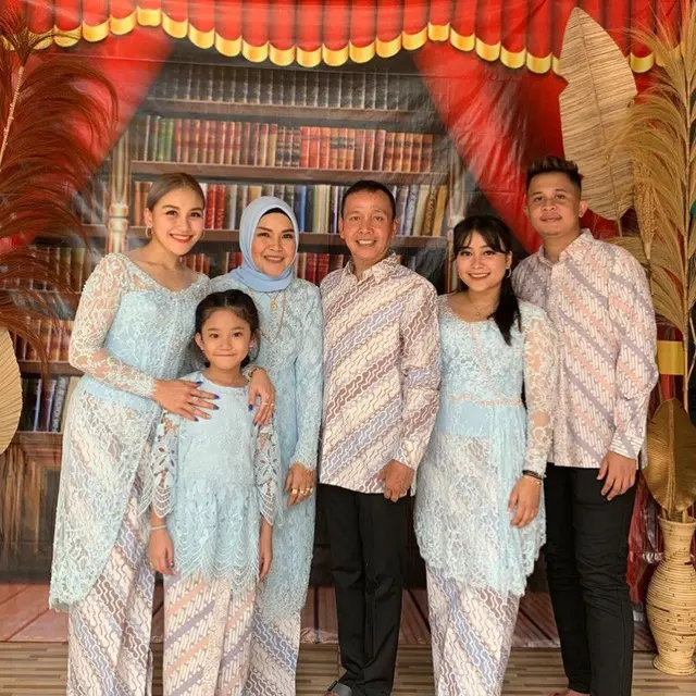 Syukuran Adik Ayu Ting Ting jadi sarjana dengan gaya Betawi (Foto: Instagram/@ayutingting92)
