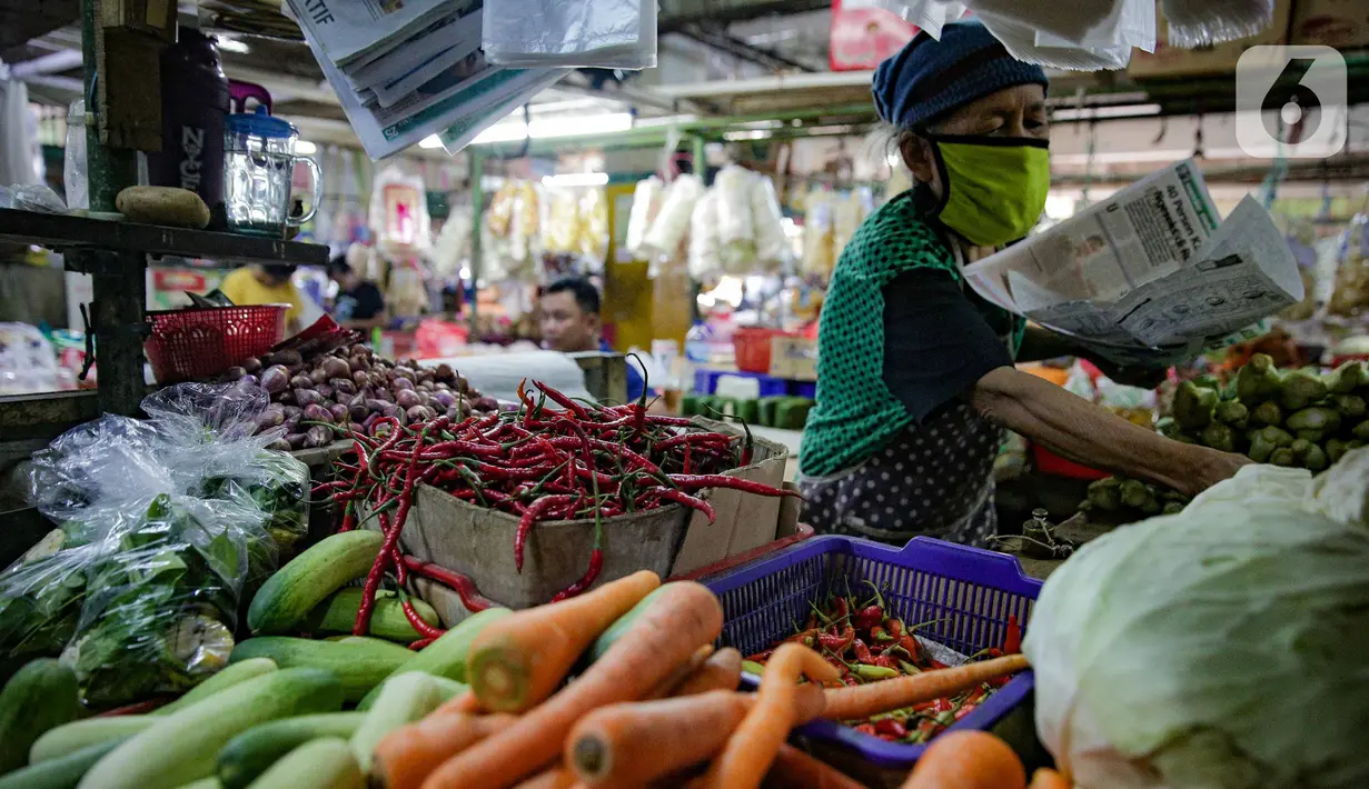 Pedagang saat melayani pembeli di kiosnya di Pasar Mede, Jakarta, Rabu (15/12/2021). Harga pangan menjelang Natal 2021 dan Tahun Baru 2022 (Nataru) mengalami kenaikan. (Liputan6.com/Faizal Fanani)