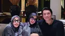 Makan bersama suami dan ibunya, Syahrini mengenakan pakaian serba hitam. Dari dress, outer, hingga kerudungnya. Ia membawa tas Hermes ungu model kelly doll matte alligator & swift leather with palladium hardware senilai Rp 2.240.000.000. [@princessyahrini]