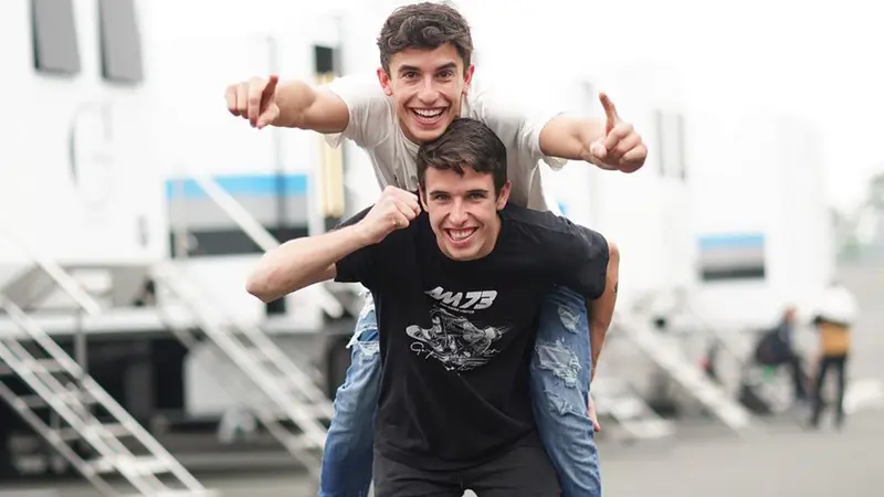 FOTO: Gaya Santai Alex dan Marc Márquez, Sibling Goals Banget