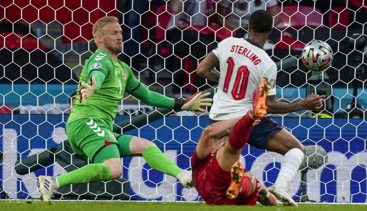 Timnas Inggris menutup babak pertama dengan gol penyama kedudukan menit 39'. Bek Simon Kjaer yang mencoba menghalau crossing Bukayo Saka malah membobol gawangnya sendiri. (Foto: AP/Pool/Frank Augstein)