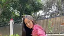 Penyanyi yang pernah tampil di pembukaan Asian Para Games 2018 ini juga tampil menawan dengan balutan mini dress bernuansa merah putih. Bagian atas dress tersebut memiliki motif garis, sementara bagian bawahnya memiliki motif kotak-kotak. (Liputan6.com/IG/shannashannonsiswanto)