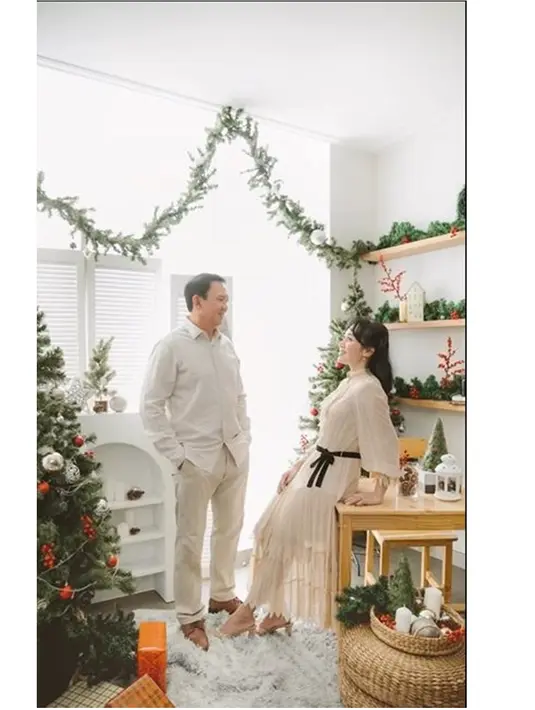 Pemotretan keluarga Ahok bertema Natal, ceria bareng dua buah hati. (Sumber: Instagram/basukibtp)