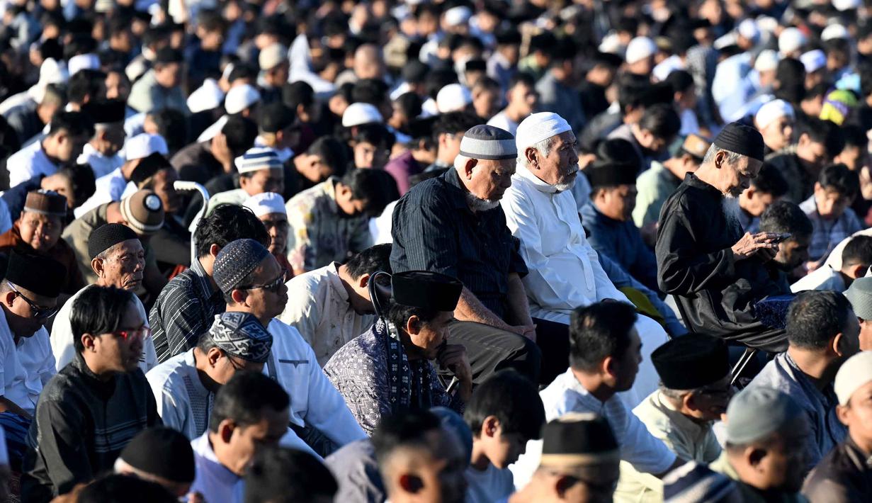 Para jemaah Muslim melaksanakan salat Idul Adha, atau Hari Raya Kurban, di Denpasar, Bali, pada Rabu 27 Mei 2026. (SONNY TUMBELAKA/AFP)
