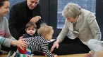 Perdana Menteri Inggris Theresa May bermain dengan bayi saat berkunjung ke pusat kesehatan di London, Inggris, Kamis (22/11). Theresa menjabat sebagai Perdana Menteri Inggris sejak 2016. (Andrew Matthews/Pool via AP)