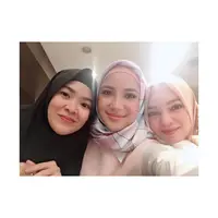 Lihat betapa anggunnya Chacha Frederica saat mengenakan hijab. Ia tampak berpose dengan dua temannya saat menghadiri sebuah acara. (Foto: instagram.com/chafrederica)