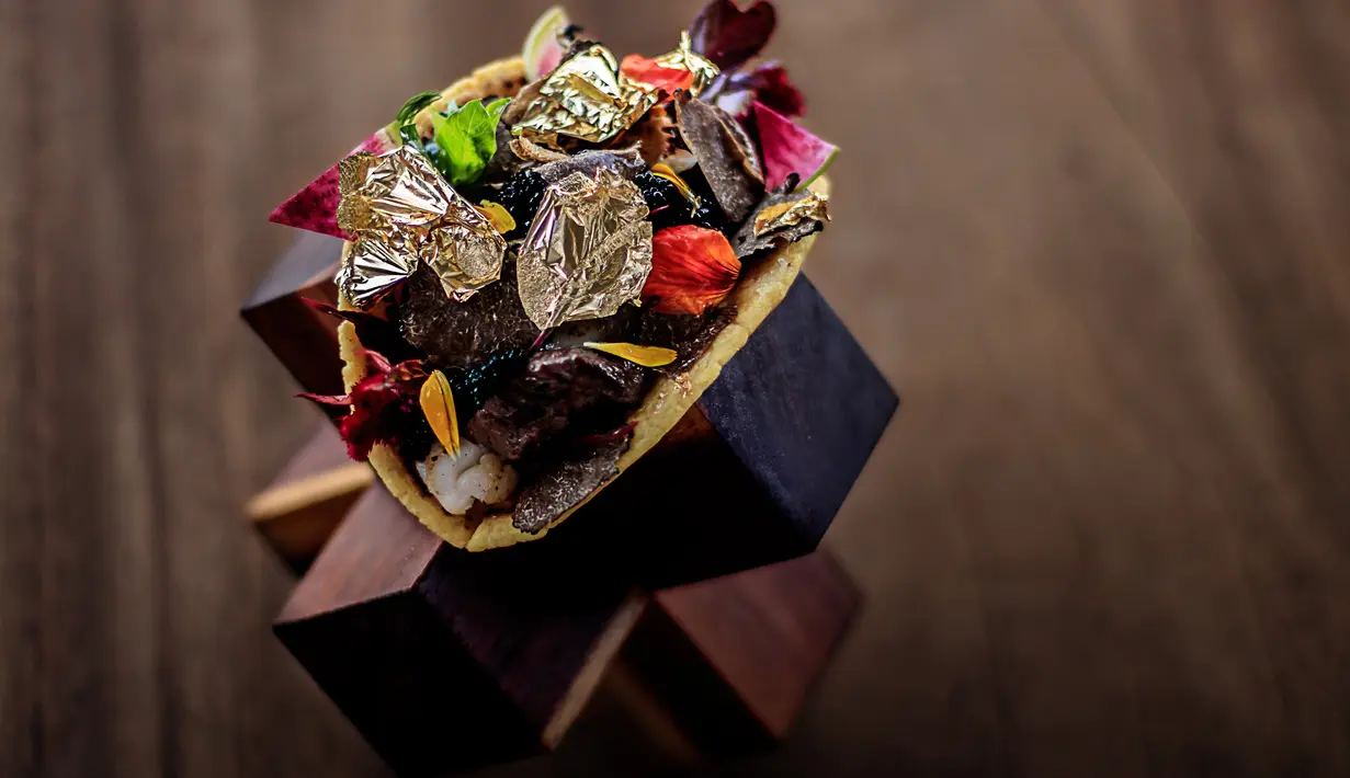 Taco termahal dunia yang merupakan kreasi dari Frida restaurant di Grand Velas Los Cabos Resor, Baja Peninsula, Meksiko, 7 Maret 2017. Untuk melengkapinya, taco ini pun diberi taburan serpihan emas 24 karat di atasnya. (HO/GRAND VELAS LOS CABOS/AFP)