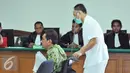 Udar Pristono tiba untuk menjalani sidang vonis di Pengadilan Tipikor, Jakarta, Rabu (23/9/2015). Mantan Kadishub DKI Jakarta Udar Pristono di denda Rp 250 juta subsider 5 bulan penjara. (Liputan6.com/Andrian M Tunay)