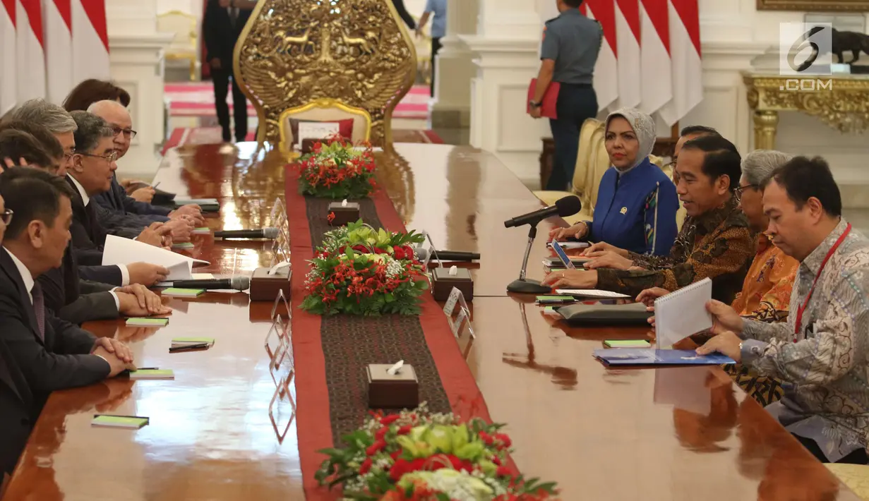 Presiden Joko Widodo saat menerima Ketua Senat Parlemen Republik Kazakhstan, Kassym Zhomart Tokayev beserta rombongan di Istana Merdeka, Jakarta, Selasa (13/3). (Liputan6.com/Angga Yuniar)