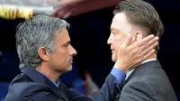 Manajer Chelsea Jose Mourinho dan Manajer Manchester United Louis van Gaal