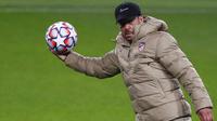 Pelatih Atletico Madrid, Diego Simeone, memimpin sesi latihan jelang laga Liga Champions di Moskow, Senin (2/11/2020). Atletico Madrid akan berhadapan dengan Lokomotiv Moscow. (Yuri Kochetkov/Pool via AP)