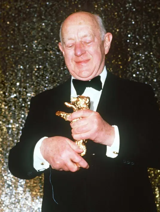 Alec Guinness. Meninggal dunia pada 5 Agustus 2000 di usia 86 tahun. Bintang ‘Star Wars’ ini tutup usia karena penyakit kanker hati yang dideritanya. (Bintang/EPA)