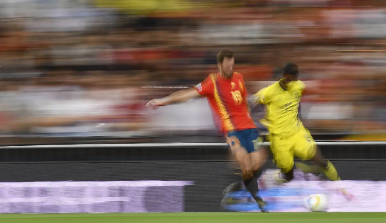 Gelandang Spanyol, Fabian Ruiz, berebut bola dengan striker Swedia, Alexander Isak, pada laga Kualifikasi Piala Eropa 2020 di Stadion Santiago Bernabeu, Madrid, Senin (10/6). Spanyol menang 3-0 atas Swedia. (AFP/Oscar Del Pozo)