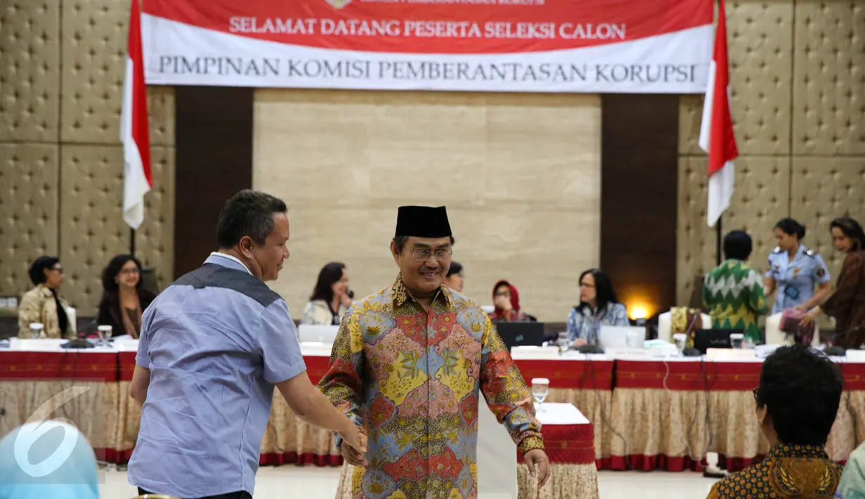 Calon pimpinan KPK Jimmly Asshiddiqie usai mengikuti wawancara tahap akhir di Gedung Sekretariat Negara, Jakarta, Selasa (25/8/2015). Dalam paparannya, mantan Ketua MK itu menolak koruptor dihukum mati. (Liputan6.com/Faizal Fanani)