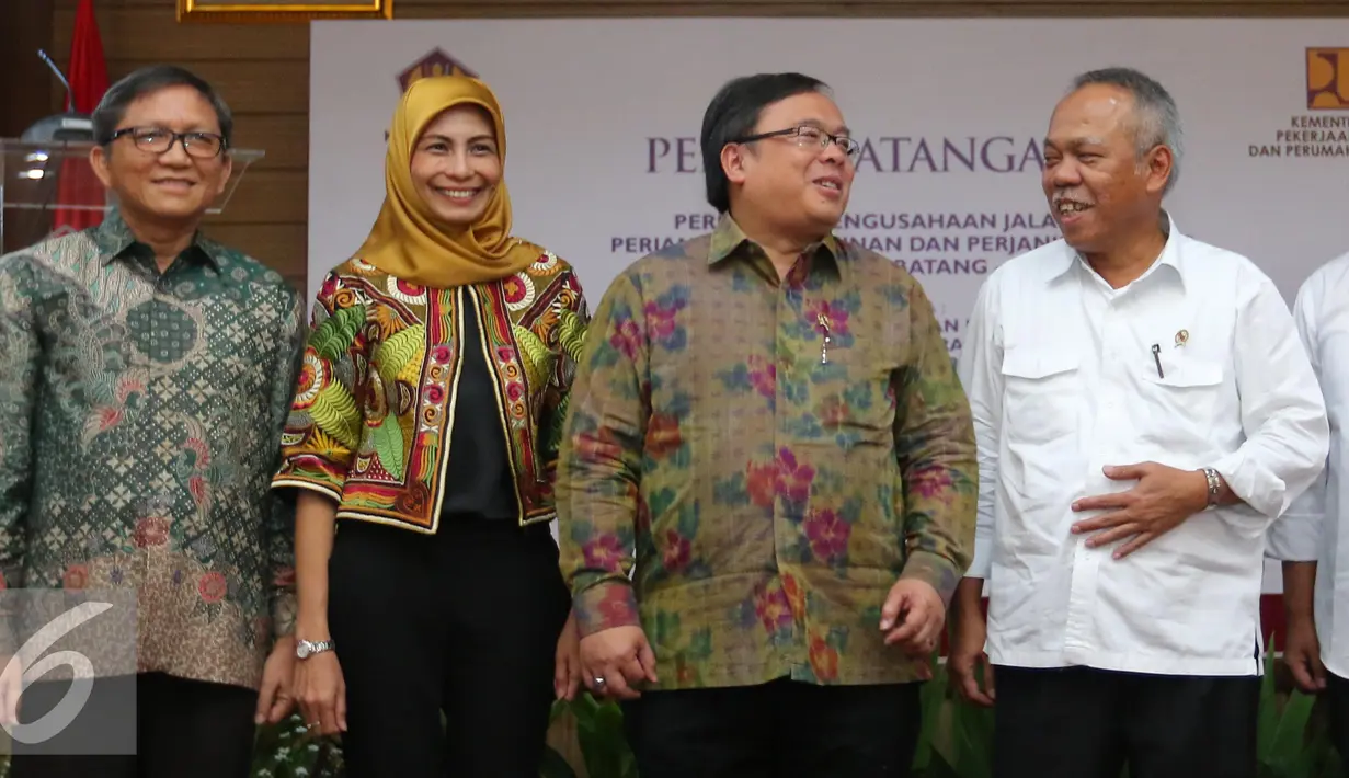 Menteri PUPR, Basuki Hadimuljono (kedua kanan) bersama Menkeu Bambang Brodjonegoro dan Presiden Direktur PT PII, Synthia Rusli usai Pengusahaan Jalan Tol Batang-Semarang di Jakarta, Rabu (28/4). (Liputan6.com/Angga Yuniar)