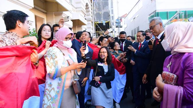 Presiden Jokowi dan Ibu Negara Iriana tiba di Munich, Jerman, Minggu (26/6/2022) waktu setempat. Kedatangan Jokowi dan rombongan disambut Menteri Urusan Eropa dan Internasional Negara Bagian Bavaria Melanie Huml, Dubes RI untuk Jerman, Atase Pertahanan RI, dan sejumlah warga Indonesia di Jerman. (Foto: Biro Pers Sekretariat Presiden)